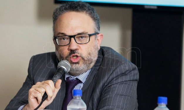 Kulfas calificó como un “acto de irresponsabilidad” a quienes proponen no acordar con el FMI.