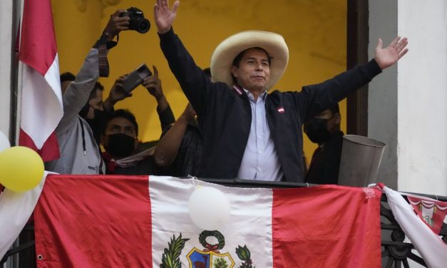 Se  prepara un golpe blando en Perú.