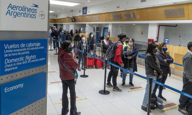 El Gobierno restringe la financiación con tarjeta de pasajes y gastos en el exterior.