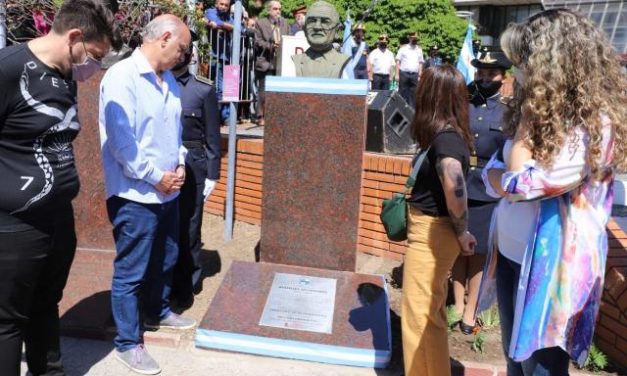 GRINDETTI INAUGURÓ BUSTO EN HOMENAJE A QUINDIMIL EN LOS JARDINES DEL MUNICIPIO