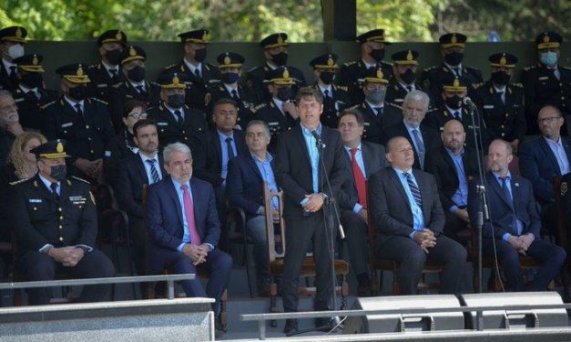 KICILLOF TOMÓ JURAMENTO A LA BANDERA A MÁS DE 8 MIL CADETES DE L POLICÍA DE LA PROVINCIA