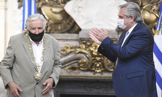 Fernández destacó «compromiso y conducta» de ‘Pepe’ Mujica al condecorarlo en la Casa Rosada