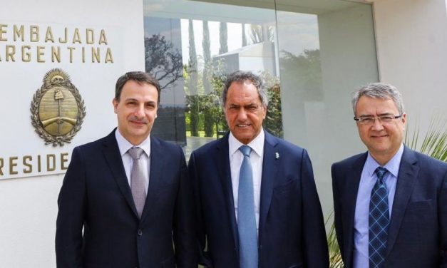 Scioli lleva a Kicillof a San Pablo a una misión comercial con 70 empresarios