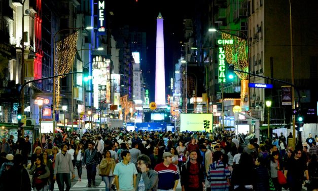 Teatros, bares y pizzerías llenos de gente en la avenida Corrientes: el regreso de la calle que nunca duerme.