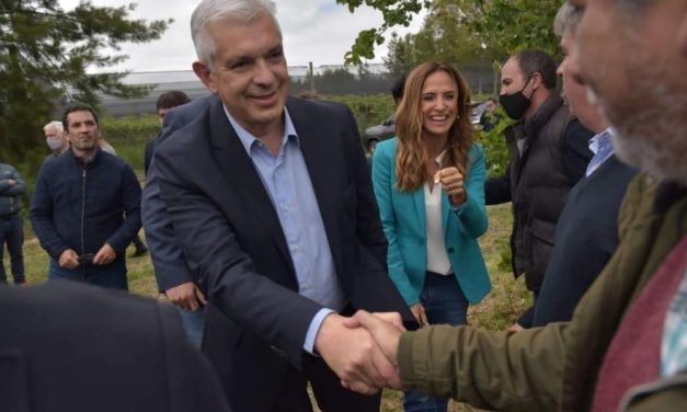 Domínguez junto a Tolosa Paz en la Sociedad Rural de Mar del Plata