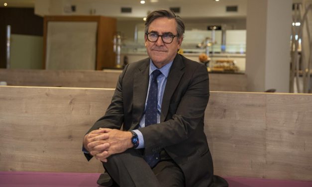 Juan Torres López: “Se hace creer que la economía es una ciencia exacta lo mismo que el cura hacía creer que quien hablaba era Dios”