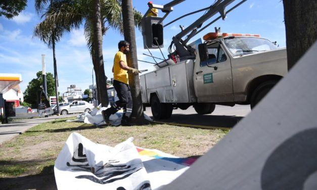 La Plata: Remueven la cartelería de campaña de la vía pública