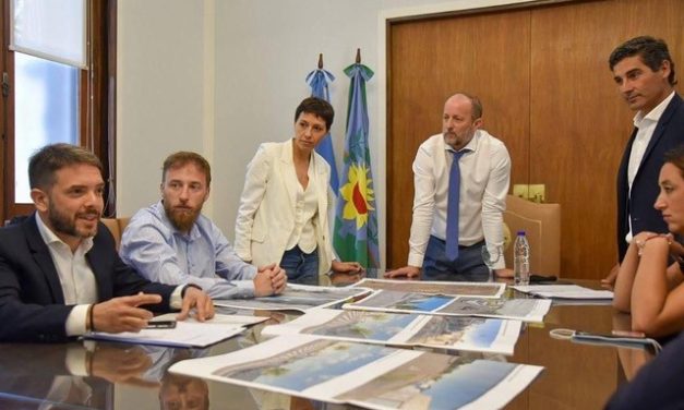 Mayra y Martín Insaurralde firmaron el convenio para la repavimentación y puesta en valor de la tradicional avenida Pasco