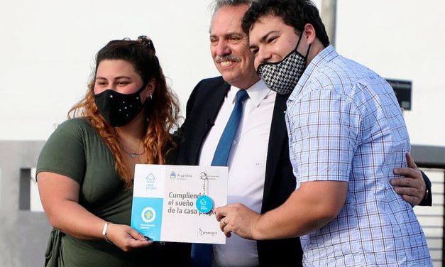 Ezeiza: Fernández y Ferraresi entregaron la vivienda número 30 mil desde el comienzo de la gestión