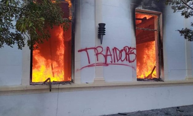 Incendiaron la Casa de Gobierno de Chubut y hubo 30 heridos en una protesta contra la ley minera de Arcioni
