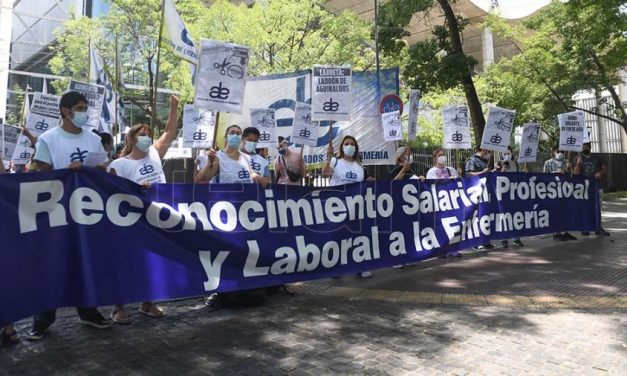 Fogata y olla popular de personal de Enfermería en reclamo de «salarios dignos»