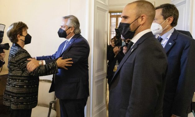 Mientras sigue negociando Argentina paga el vencimiento de USD1900 millones