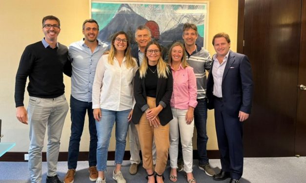 Macri con jóvenes de la provincia