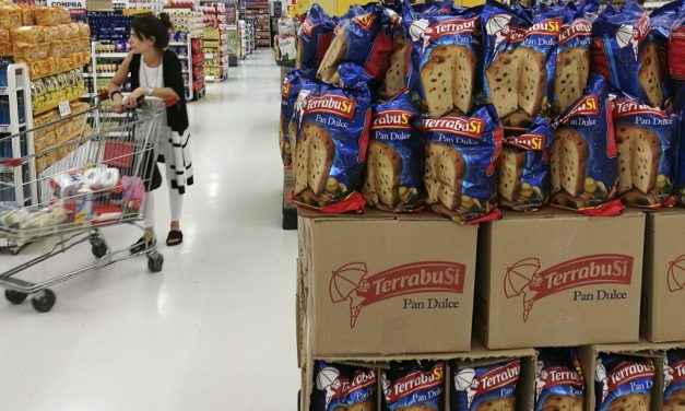 El Gobierno renovó la lista de precios congelados y le incluyó una canasta navideña