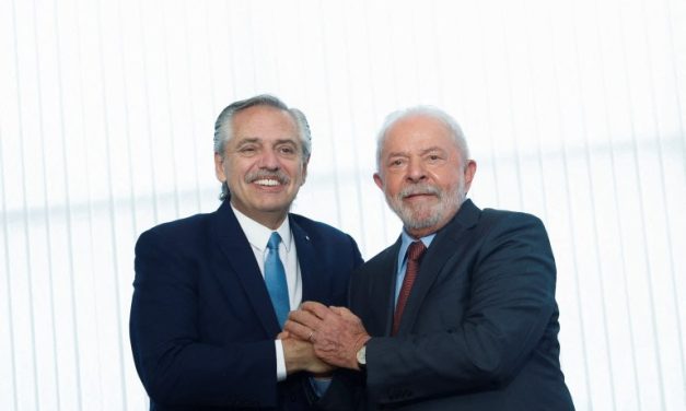 El presidente se reúne hoy con Lula para buscar alternativas al dólar en el comercio bilateral
