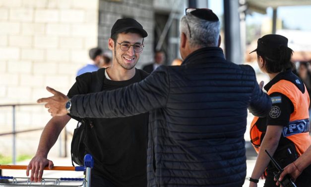 Llegó al país el tercer vuelo de Aerolíneas con argentinos repatriados de Israel