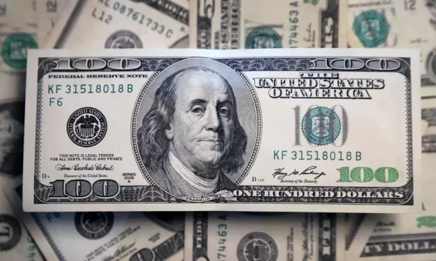 Tras la fuerte devaluación, el dólar blue cerró la semana a la baja y se vendió a $970