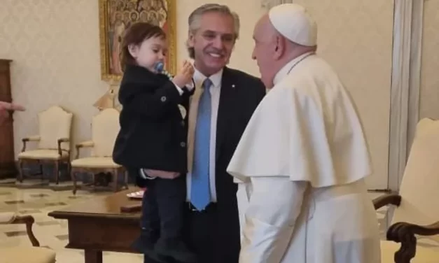 El papa Francisco recibió a Alberto Fernández y a su hijo en Roma