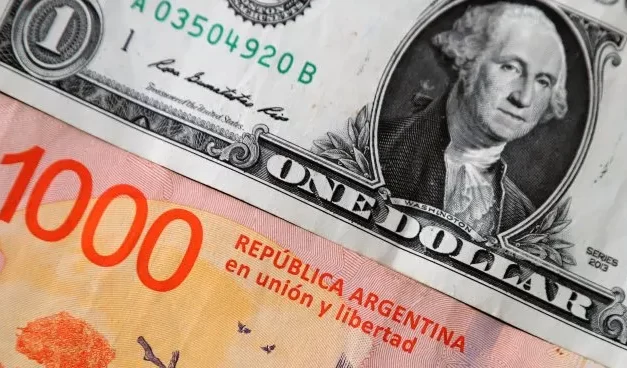 Dólar: el Gobierno, más cerca de acelerar la devaluación que de levantar el cepo