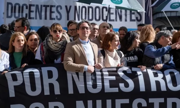 Multitudinaria marcha de antorchas en defensa de la educación pública