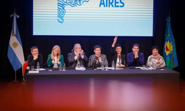 Kicillof y Mayra Mendoza sellan la primera foto de unidad del peronismo.