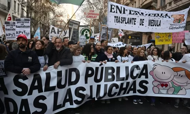 Trabajadores de la salud marchan del Congreso a Plaza de Mayo