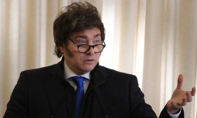 Milei vuelve a atacar a Clarín: «No se van a quedar con Telefónica»