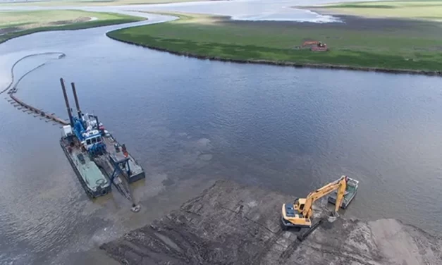 Milei frenó la obra de dragado del Río Salado contra inundaciones, pero recauda impuesto a la nafta que la financia