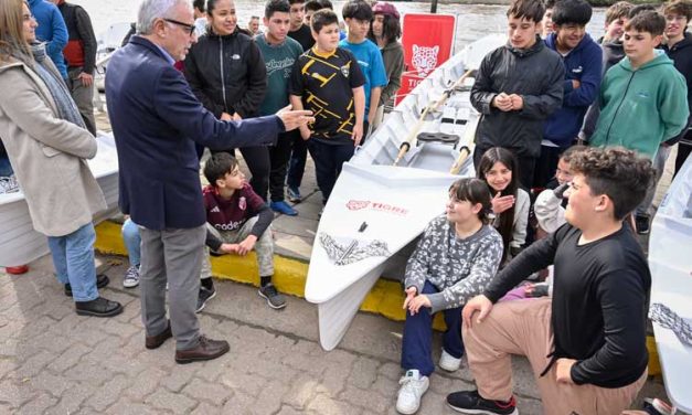 Julio Zamora entregó nuevas embarcaciones a la Escuela Municipal de Remo de Tigre