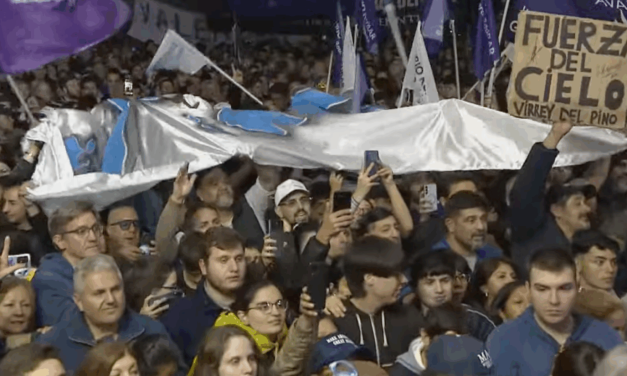 Milei le dedicó el 40% de su discurso en La Plata a Kicillof y volvieron los insultos