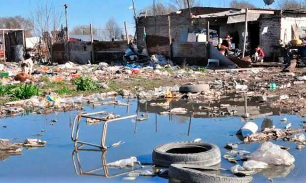 Villas miseria y asentamientos: el rostro oculto de la urbanización en Tandil, Bahía Blanca y Mar del Plata.