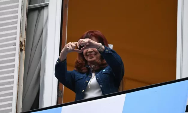 Desde el balcón de San José 1111, Cristina muestra al peronismo unido y reversiona el 17 de octubre: “Bessent o Perón”