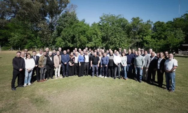 Kicillof convoca intendentes a rediseñar el peronismo y fija la mira en 2027