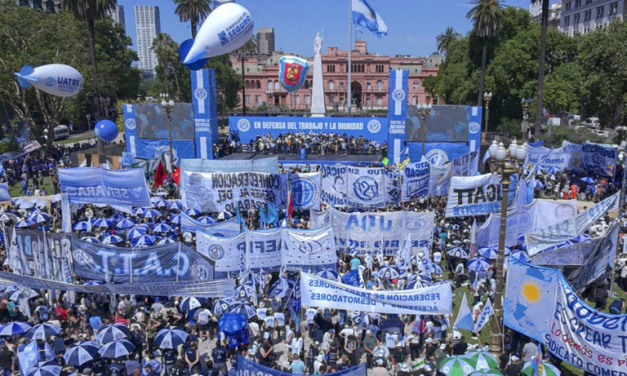Miles de personas marcharon a Plaza de Mayo con la CGT contra la reforma laboral de Milei